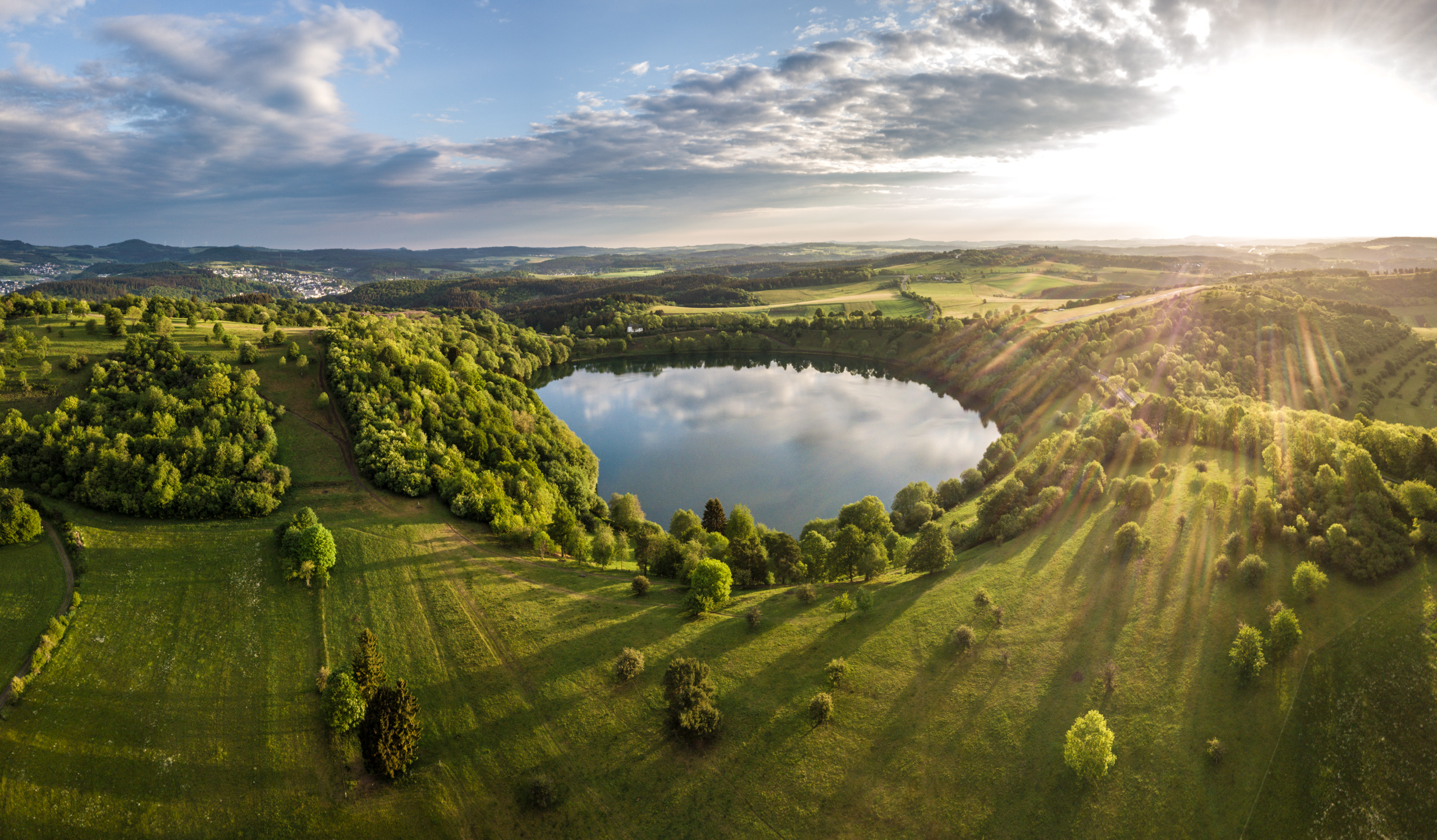 Wandern in der Eifel. Eifeler Maare. Sommerurlaub im Grünen. Eifel Tourismus GmbH. Dominik Ketz.