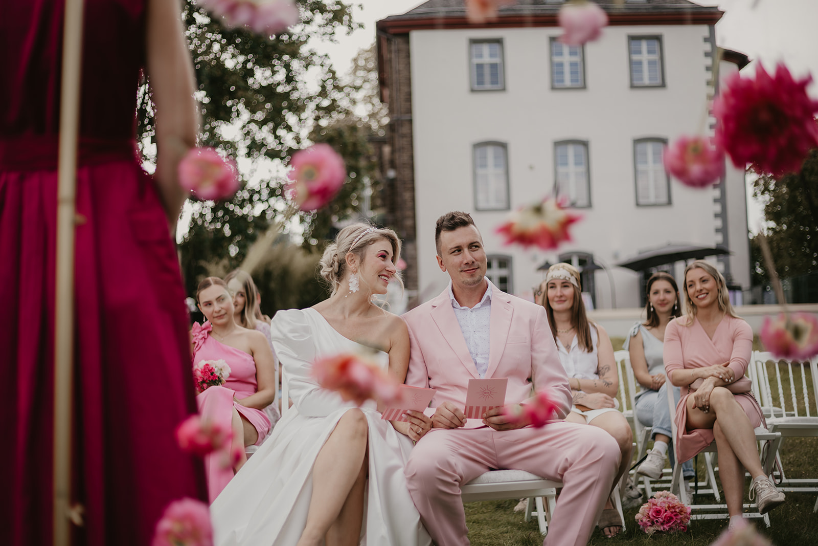 Romantisch heiraten im Schloss Burgbrohl. Hochzeitspaar im Schloss Park.