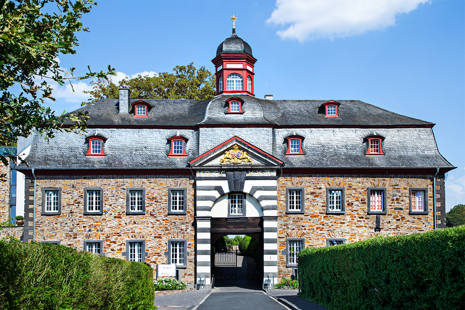 Barockschloss Burgbrohl historisches Portal. Eingang-Vier Sterne Wellnesshotel.