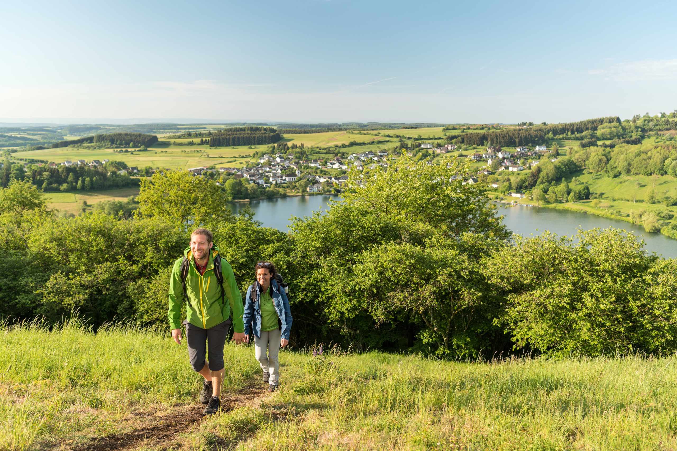 Wandern in der Eifel. Schalkenmehrener Maar. Eifel Tourismus. Dominik Ketz. Ausflugsziel Schloss Burgbrohl.