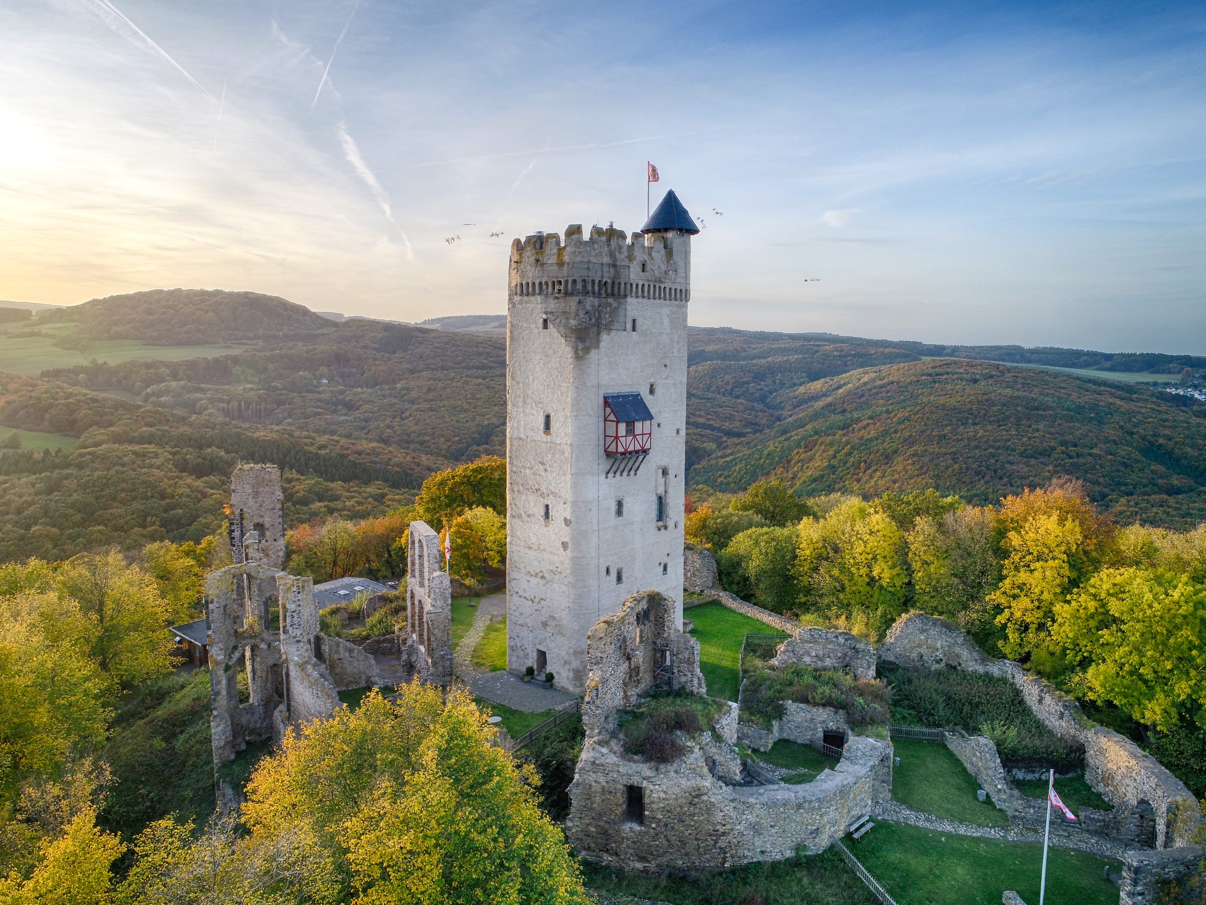 Burg Olbrück Eifel Brohltal Vulkanregion Laacher See. Ausflugsziele rund um Schloss Burgbrohl.