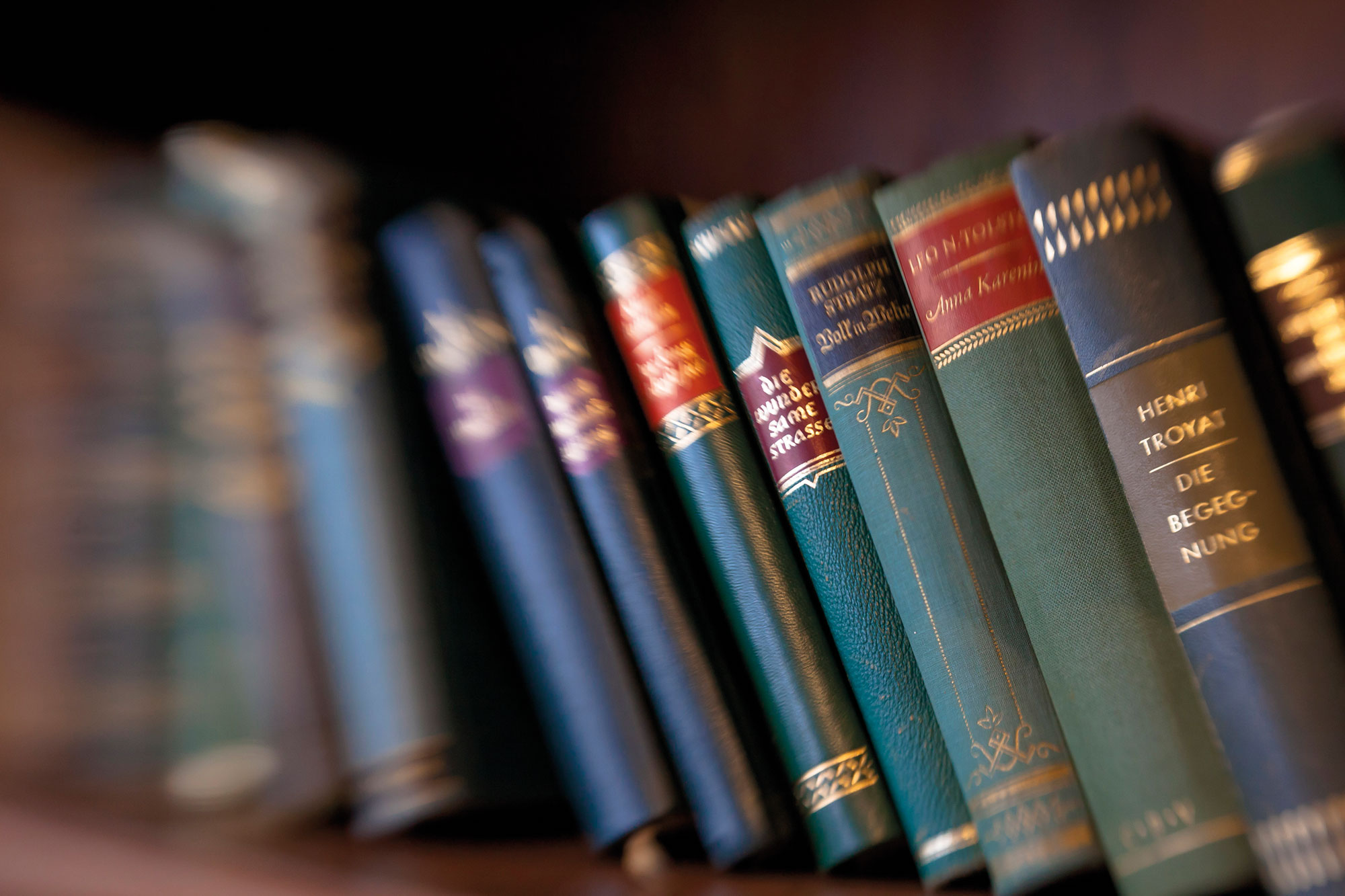 Bücher in Schloss Bibliothek. Auszeit im Vier Sterne Wellnesshotel Schloss Burgbrohl.