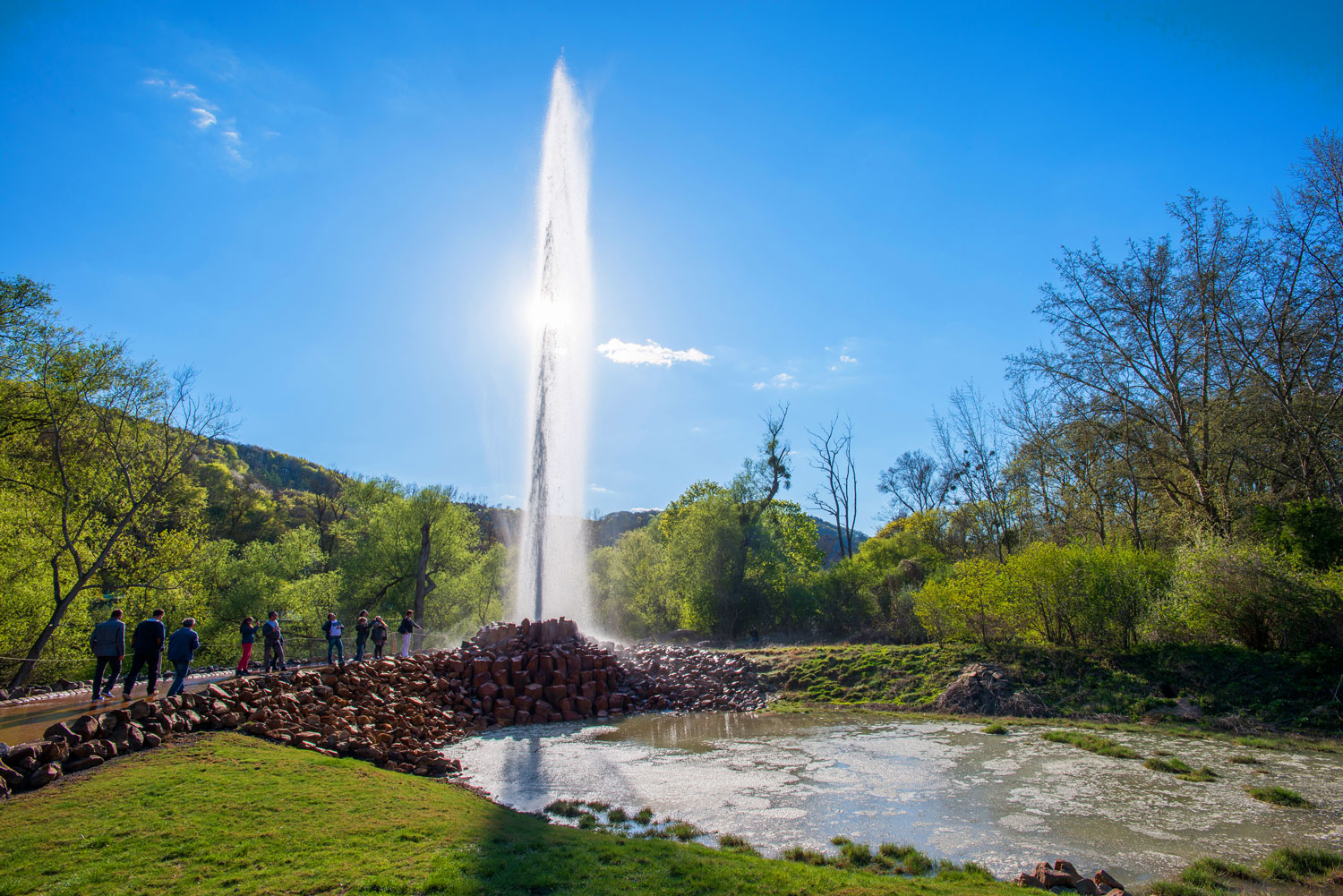 Geysir Andernach Mittelrhein. Ausflugsziele rund um Schloss Burgbrohl.