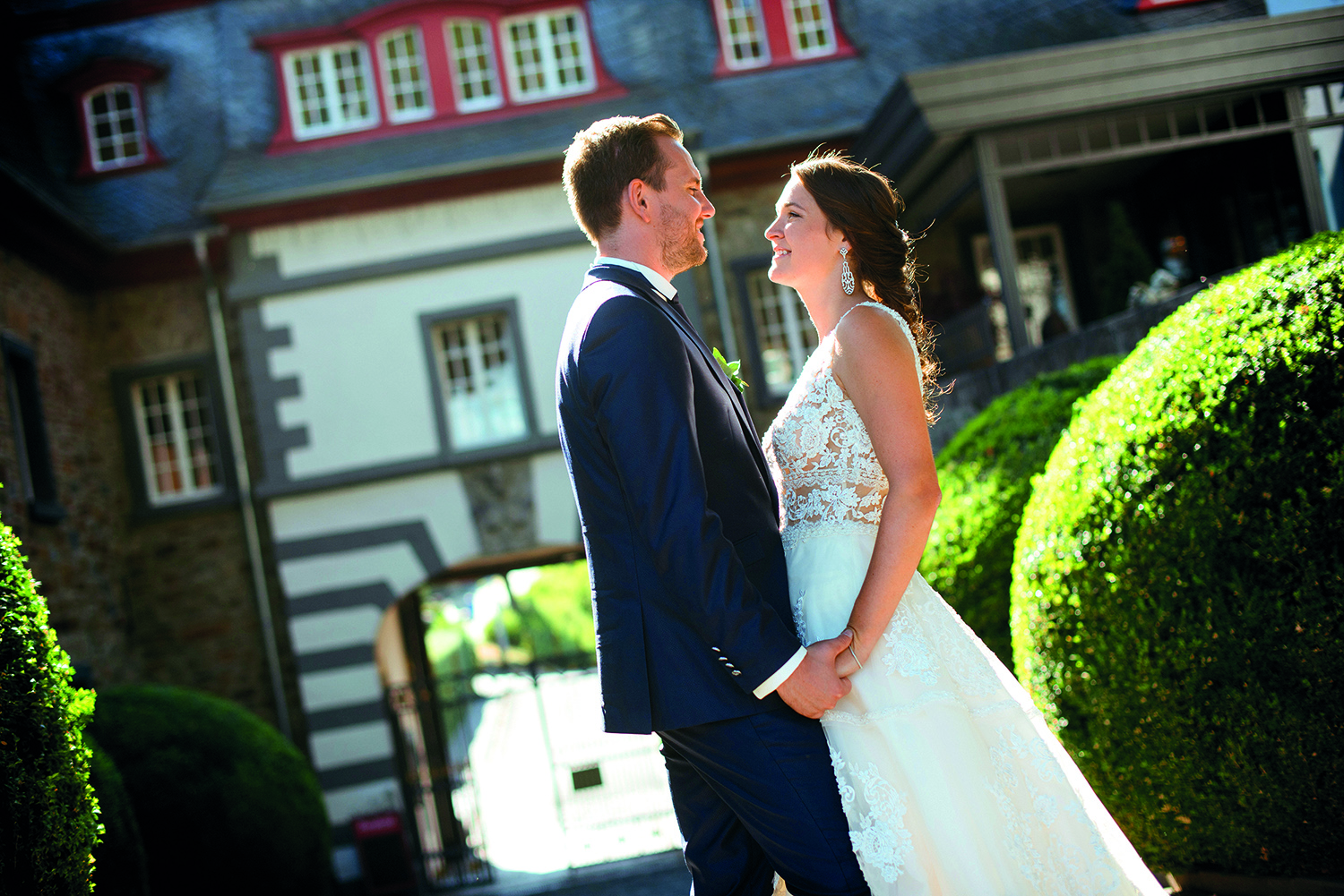 Hochzeitspaar vor Schloss Burgbrohl. Heiraten und feiern im Schloss.