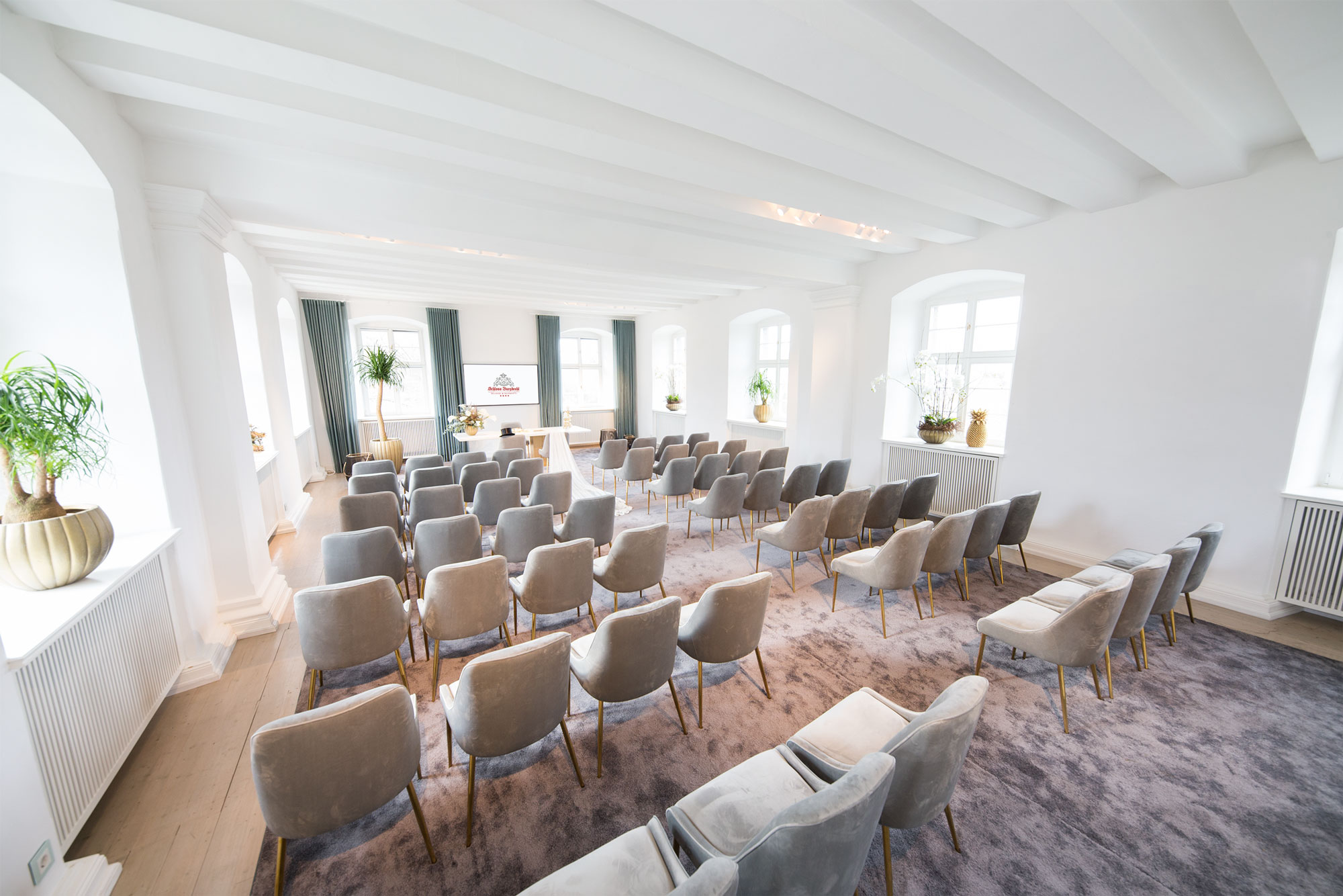 Hochzeit im Trauzimmer der Schloss Villa. Heiraten im Schloss Burgbrohl.