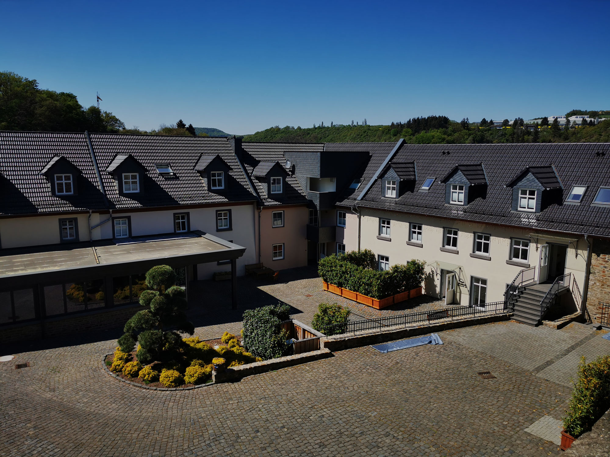 Schlossinnenhof Bürgerhäuser Vier Sterne Wellnesshotel Schloss Burgbrohl