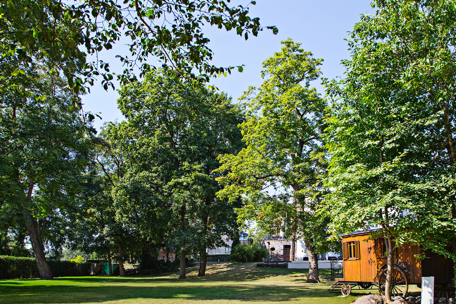 Schloss Park. Schloss Burgbrohl. Vier-Sterne-Wellnesshotel. Sommer im Schloss.