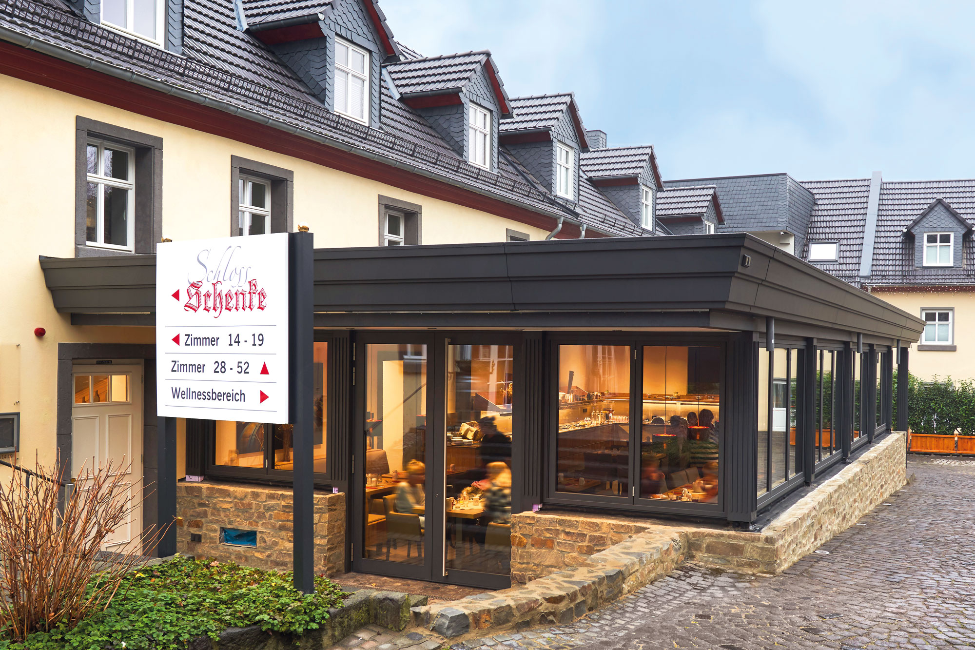 Schloss Burgbrohl. Vier-Sterne-Wellnesshotel. Frühstück im Wintergarten im Schlossinnenhof.