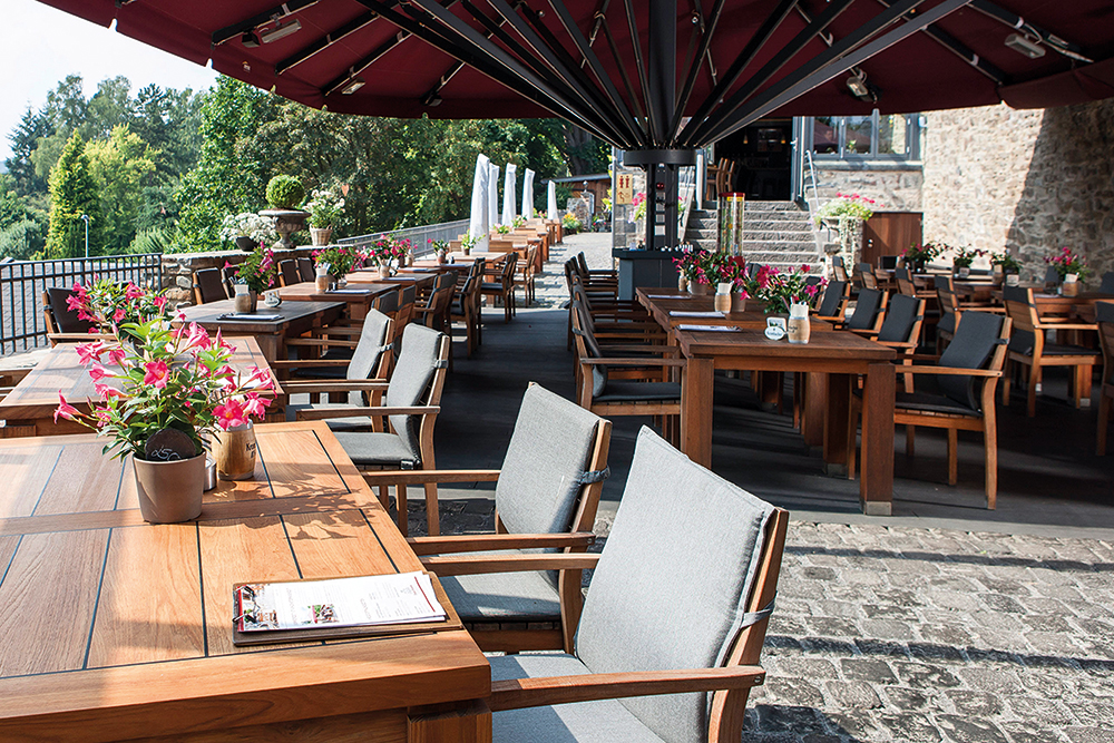 Schloss Terrasse. Schloss Burgbrohl. Essen und trinken in der Eifel. Sommer im Schloss.