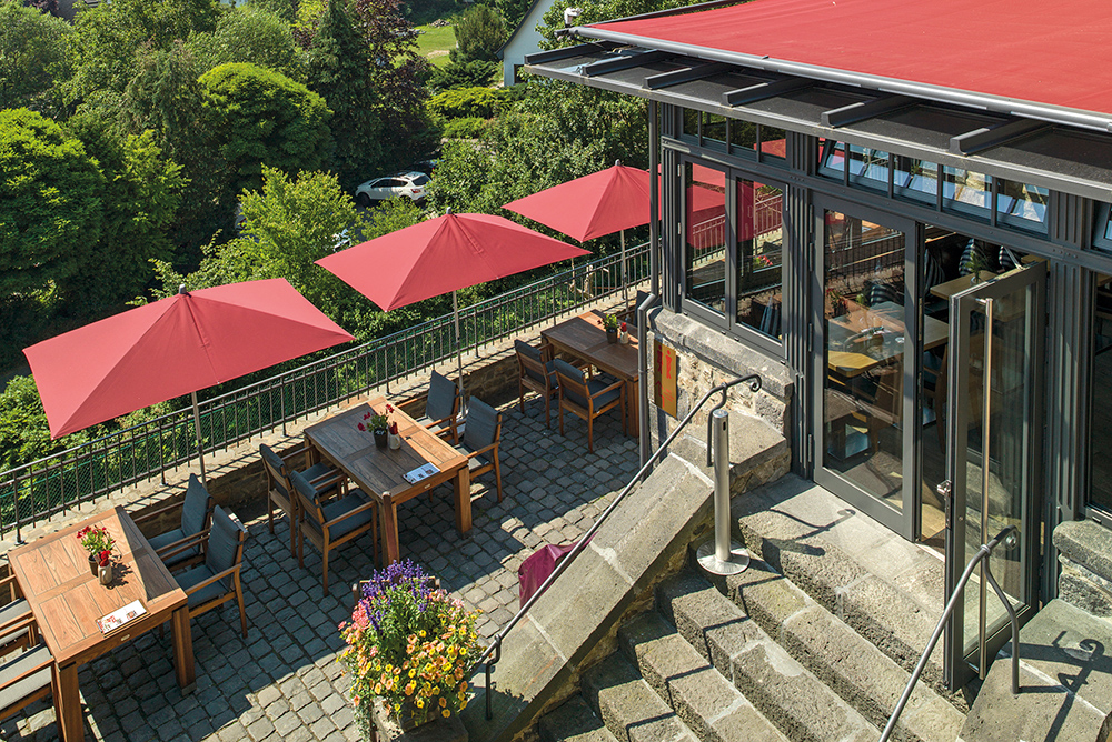 Schloss Burgbrohl. Schloss Terrasse. Terrasse mit Panoramablick. Kulinarik. Eifel.