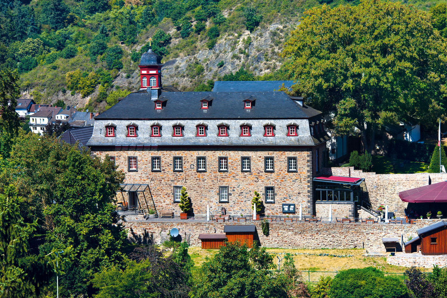 Blick auf Schloss Burgbrohl mit Schloss Terrasse. Brohltal. Burgbrohl. Eifel