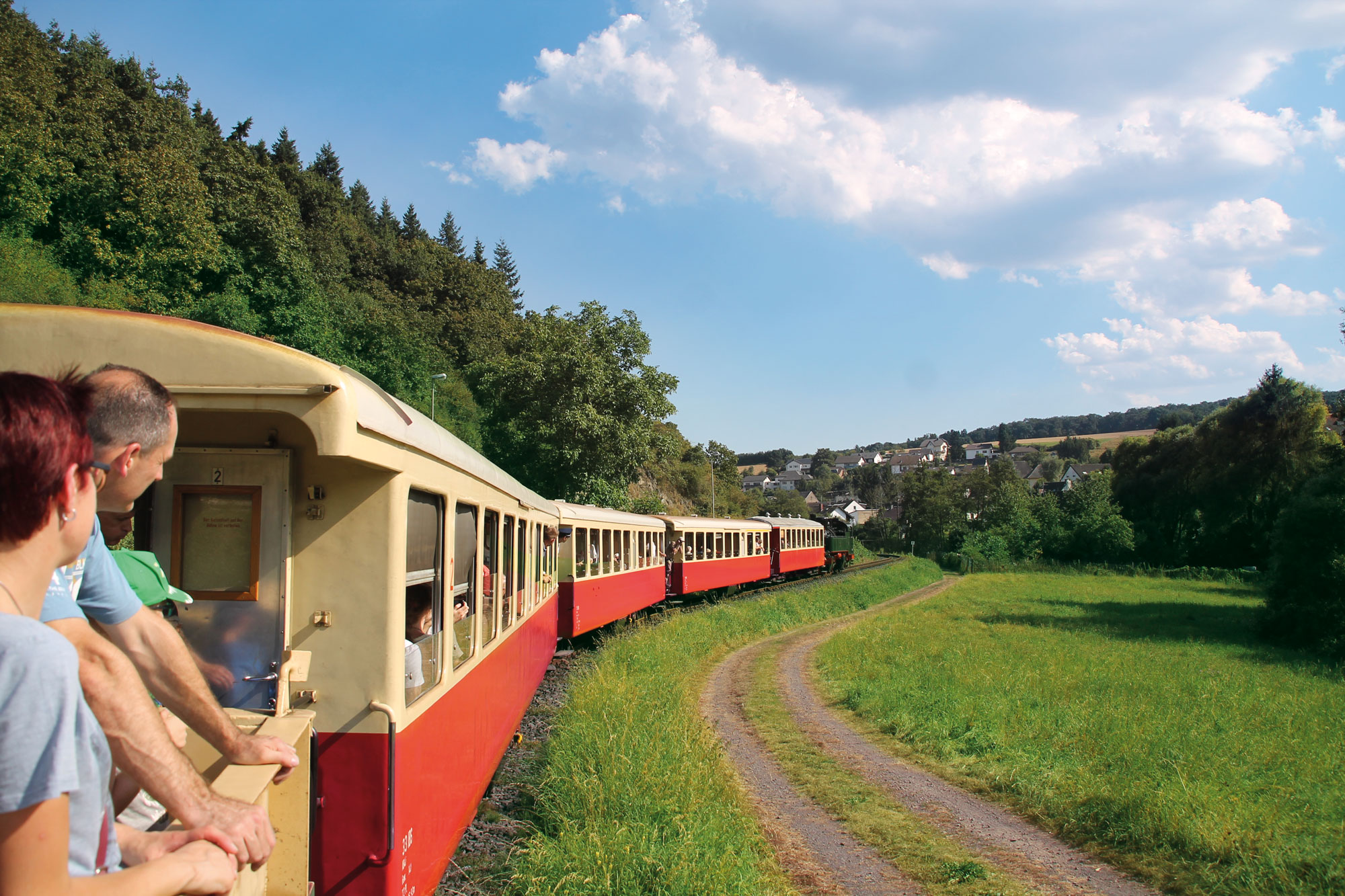 Vulkan Express historische Schmalspureisenbahn Brohlbahn Vulkaneifel. Ausflugsziele rund um Schloss Burgbrohl.