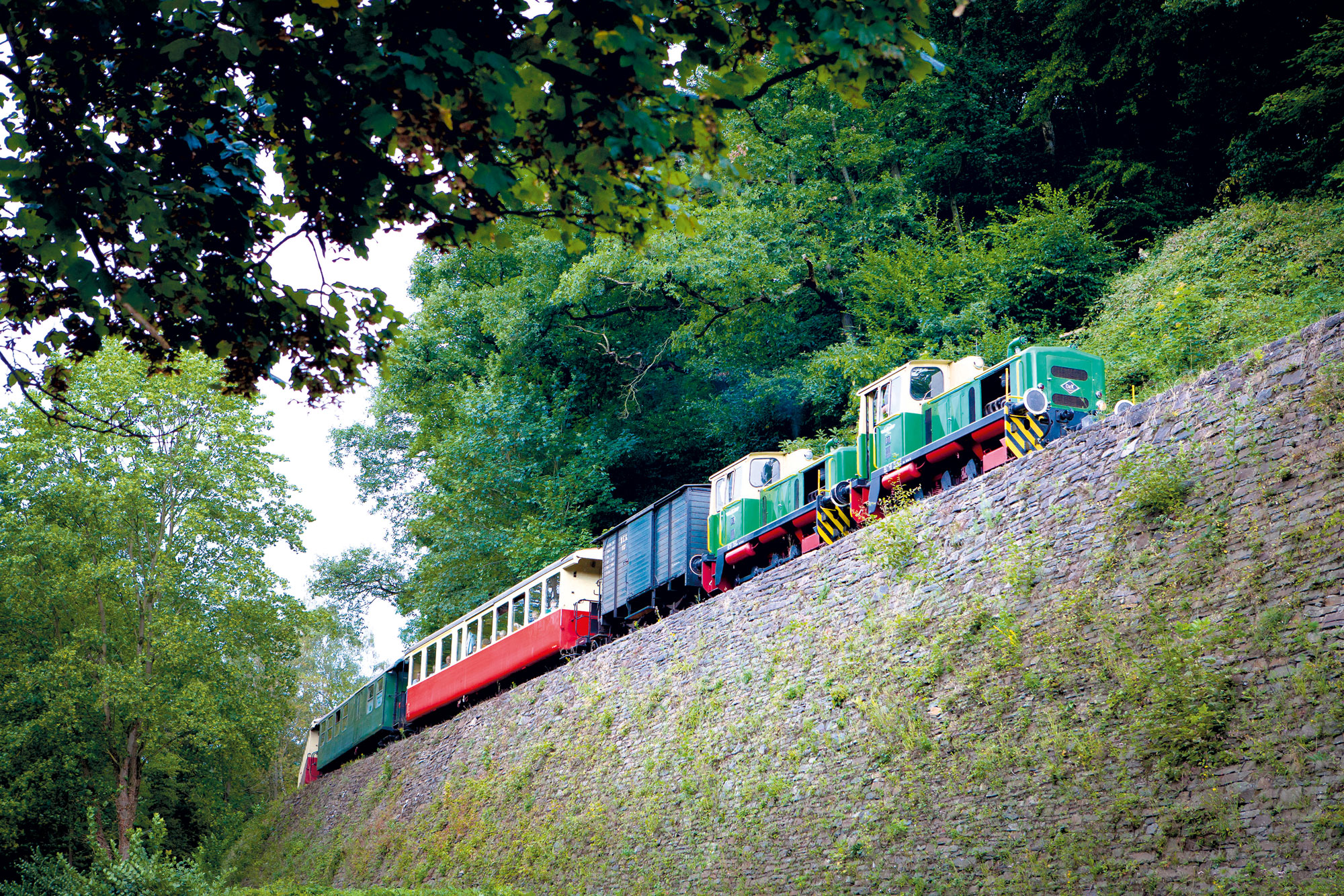 Vulkan Express. Brohltalbahn. Schmalspureisenbahn. Brohltal. Eifel. Ausflugsziel Schloss Burgbrohl. 