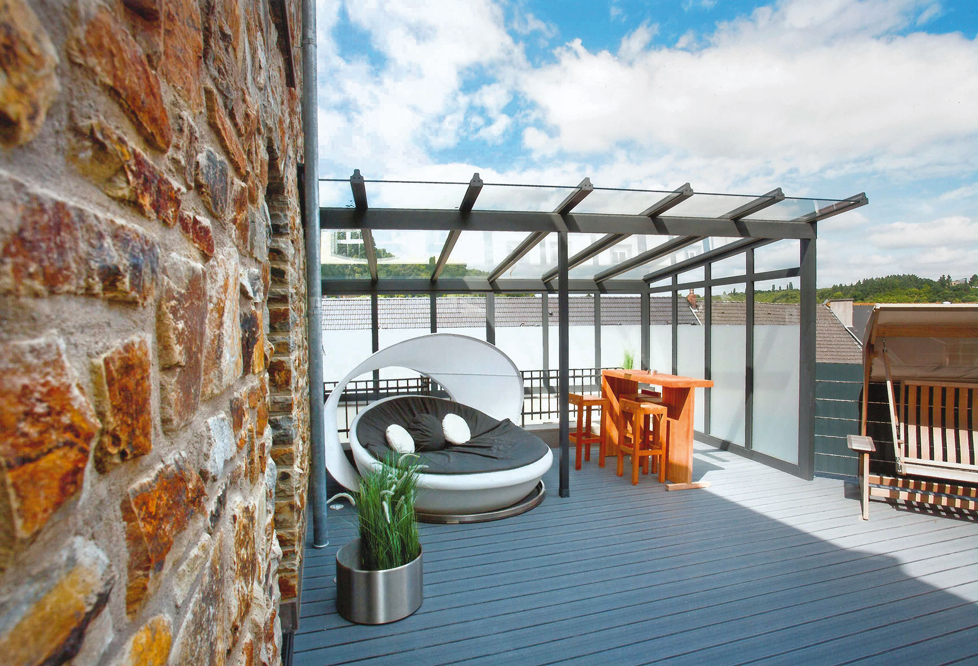 Wellness Dachterrasse mit Entspannungsliegen im Castellum Spa.Schloss Burgbrohl.