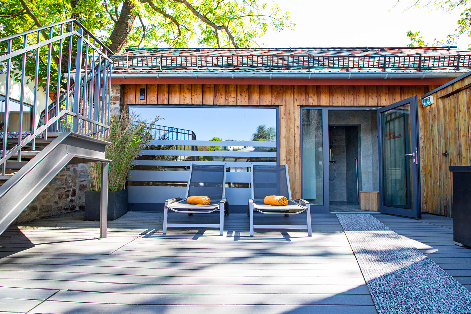 Schloss Burgbrohl. Vier-Sterne-Wellnesshotel in der Eifel. Dachterrasse SPA.