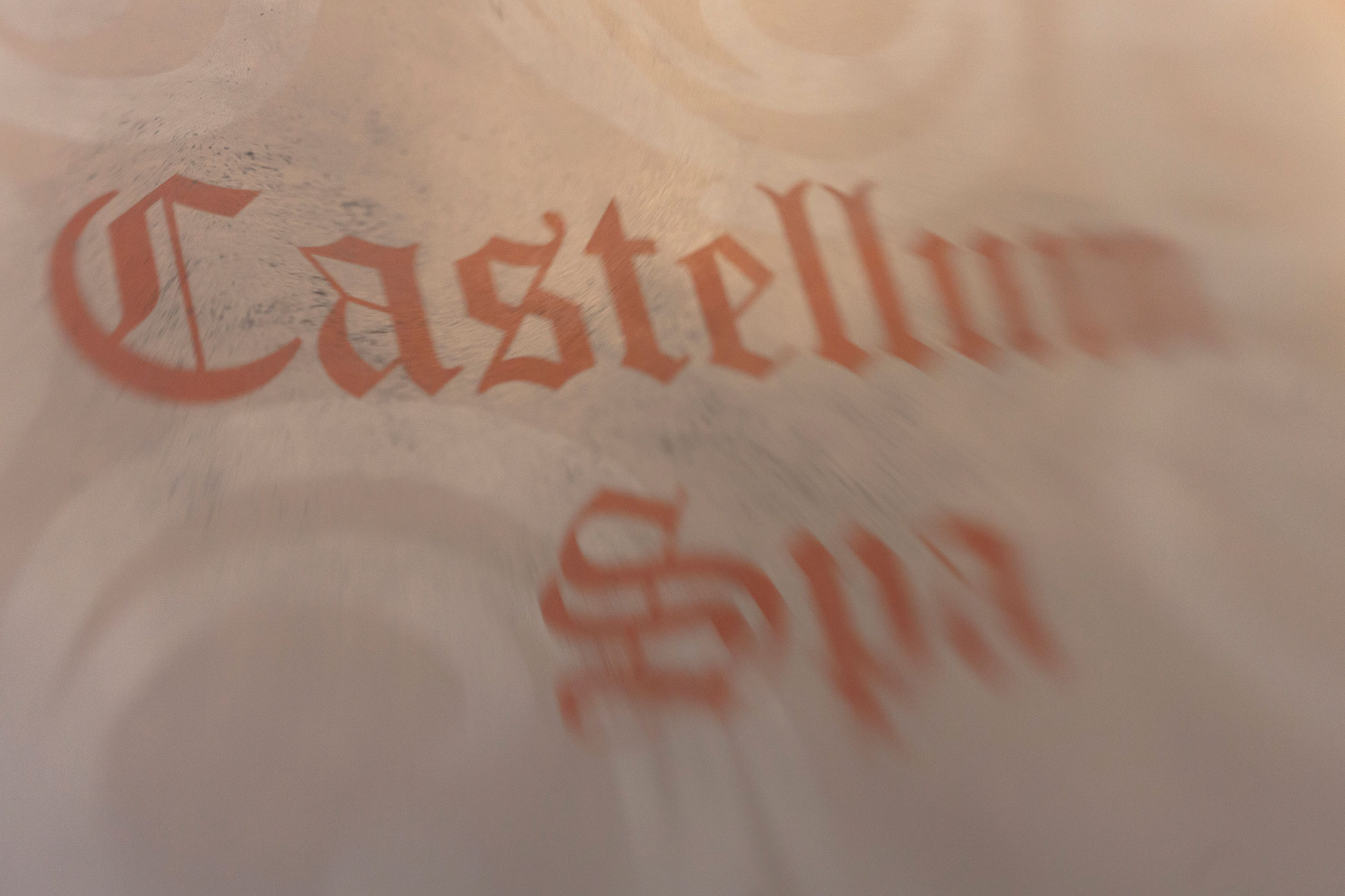 Schriftzug Castellum Spa. Eingang Wellnessbereich Schloss Burgbrohl.